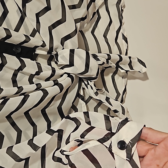 THE LIMITED black and white striped chevron long sleeve semi sheer knot tie Med - Picture 2 of 6